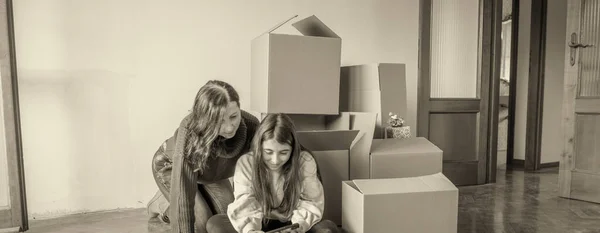 Moving New Home Concept Young Girl Her Mother Seated Cardboard — Stock fotografie