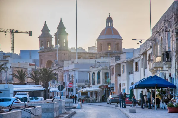 Marsaxlokk Malta Abril 2022 Turistas Moradores Longo Porto Pôr Sol — Fotografia de Stock