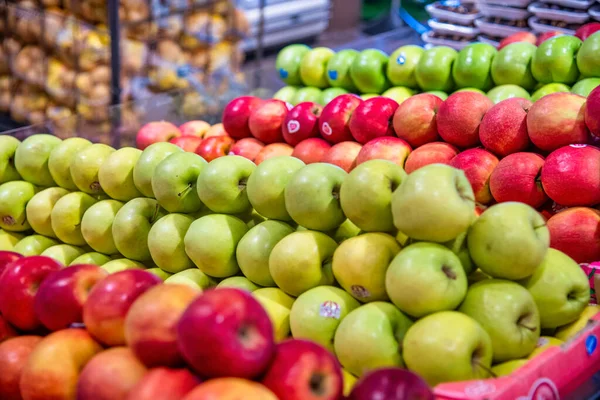 Variety Colorful Apples Fruit Shop — 图库照片