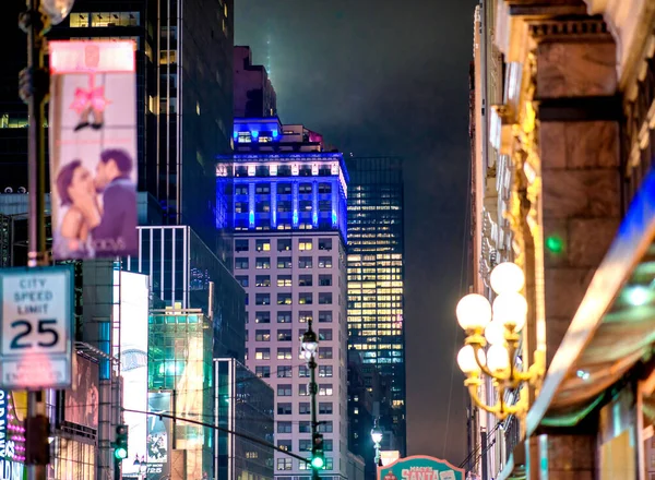 ニューヨーク市 2018年12月3日 ミッドタウンマンハッタンの現代的な高層ビルや広告が夜に — ストック写真