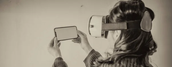Virtual Reality Konzept Frau Mit Helm Und Smartphone Mit Grünem — Stockfoto