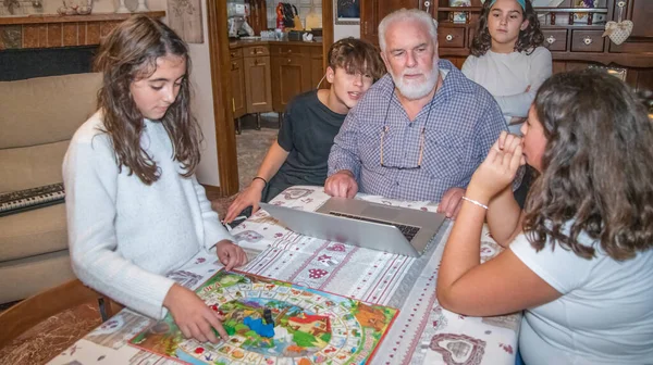 Großvater Nutzt Laptop Haus Mit Seinen Enkeln — Stockfoto