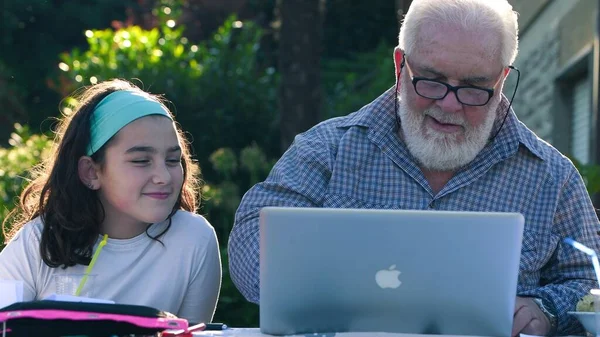 Oudere Man Legt Uit Hoe Een Laptop Gebruiken Zijn Kleindochter — Stockfoto