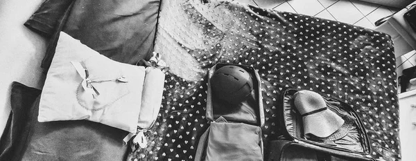 服や帽子でベッドの上にあなたの休暇のスーツケースをパック 旅行のための梱包 — ストック写真