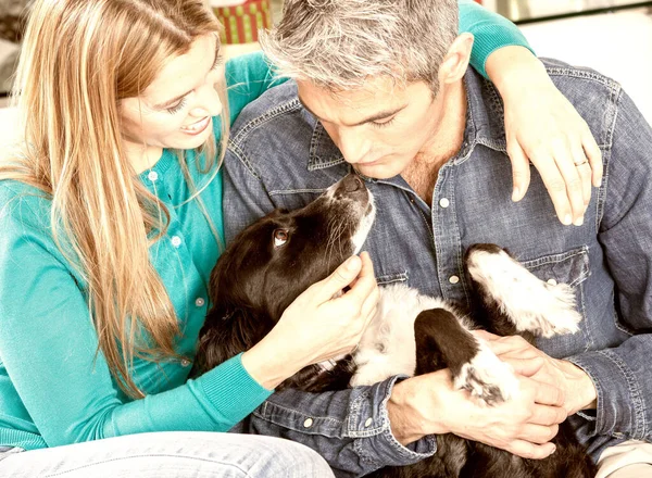 Felice Sorridente Giovane Coppia Abbracciando Cane Seduto Sul Divano Casa — Foto Stock