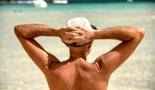 Back View Man Wearing Straw Hat Shoreline Holiday Concept — 스톡 사진