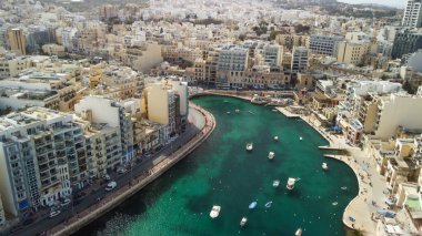 St Julien, Malta 'daki Spinola Körfezi' nin havadan görünüşü.