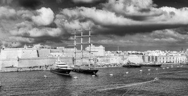 Gün batımında Üç Şehrin sahil şeridi, Malta 'da panoramik hava manzarası.