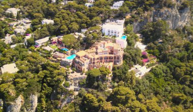 İtalya 'nın yaz mevsiminde Capri Adası kıyı şeridini inanılmaz bir şekilde görüyoruz. Drone bakış açısı.
