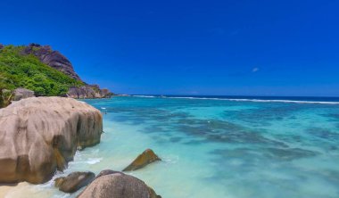Anse Kaynak Argent, La Digue. Güneşli bir günde İHA 'dan inanılmaz bir hava manzarası Seyşeller Adaları