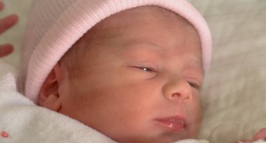 Beşikte yeni doğan kız bebek.