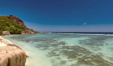 La Digue, Seyşeller Adaları 'ndaki Anse Kaynak Argent Sahili' nin hava görüntüsü - Afrika.
