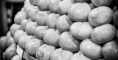 Meyve dükkanında portakallar.