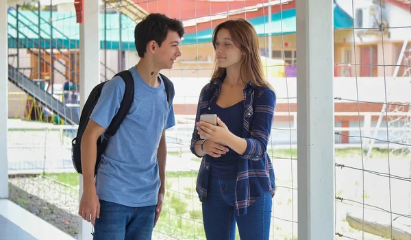 Casal Adolescente Caucasiano Conversando Escola — Fotografia de Stock
