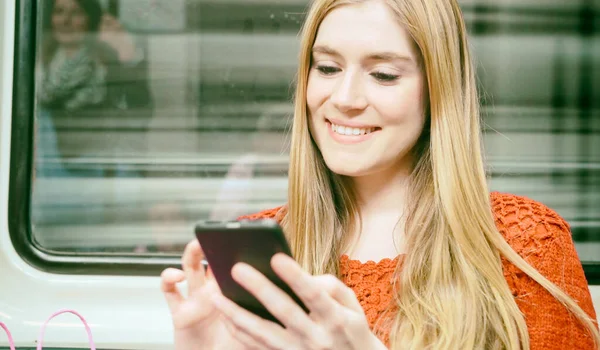 Mujer Joven Usando Teléfono Inteligente Sentado Tren Subterráneo — Foto de Stock