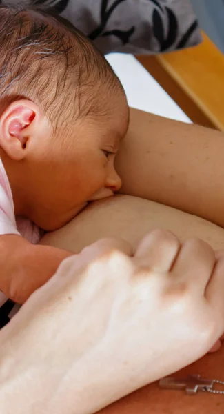 Uma Jovem Mãe Está Amamentando Seu Filho Recém Nascido Hospital — Fotografia de Stock