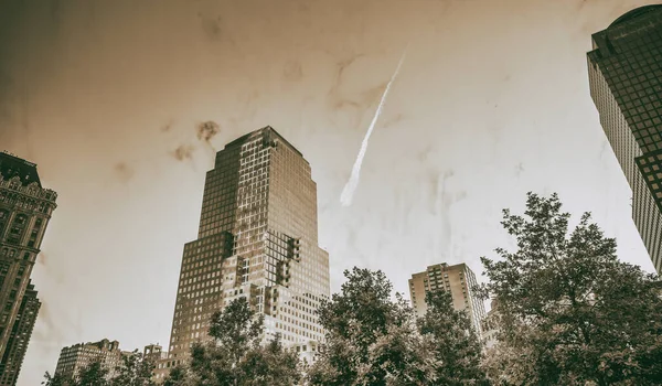 NEW YORK CITY - HAZİRAN 2013: Güneşli bir günde Dünya Ticaret Merkezi. 11 Eylül saldırılarında yıkılan ilk yedi binanın yerini alıyor.