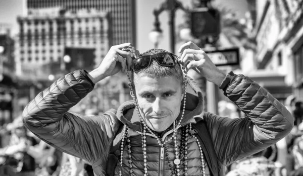 Feliz Hombre Sonriente Con Cuentas Mardi Gras Carnival Parade Nueva —  Fotos de Stock