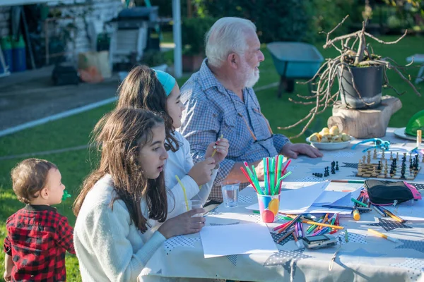 Abuelos Nietos Jugando Juntos Aire Libre Una Tarde Soleada Los — Foto de Stock