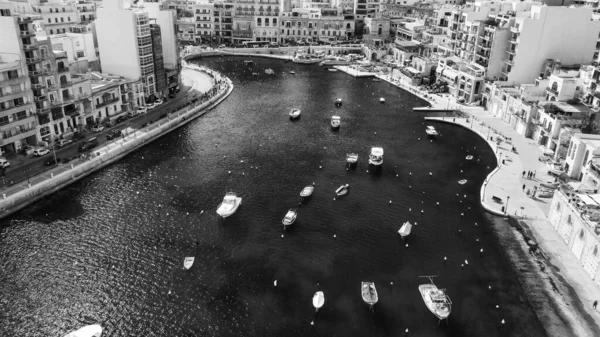 St Julien, Malta 'daki Spinola Körfezi' nin havadan görünüşü.