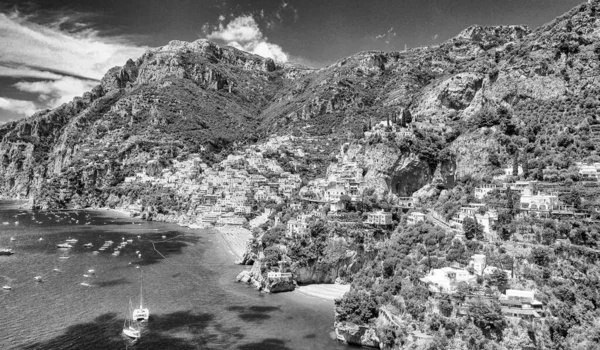 Positano kıyı şeridinin yaz mevsiminde inanılmaz hava manzarası, İtalya. Drone bakış açısı.
