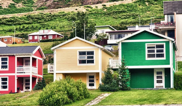 Farbenfrohe Gebäude Islands Mit Wunderschöner Grüner Landschaft Hintergrund — Stockfoto