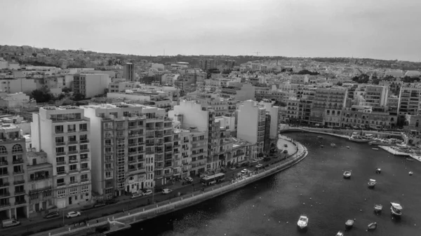 St Julien, Malta 'daki Spinola Körfezi' nin havadan görünüşü.