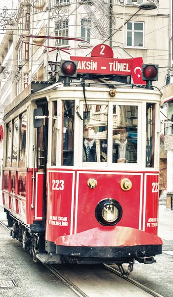 Istanbul Turkey September 2014 Old Tram People Walking Istiklal Caddesi — Stock Photo, Image