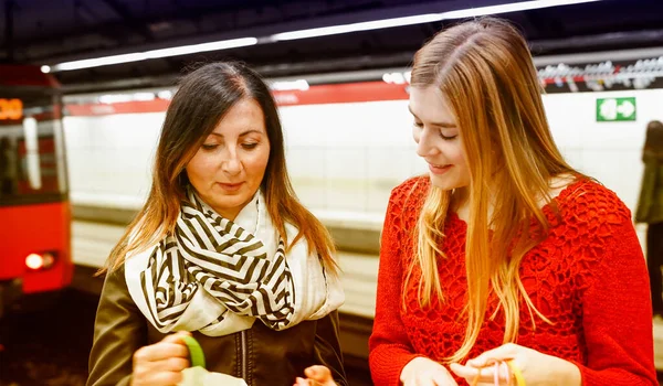 Gülümseyen Metro Istasyonunda Konuşan Kadın Arkadaş Çift — Stok fotoğraf