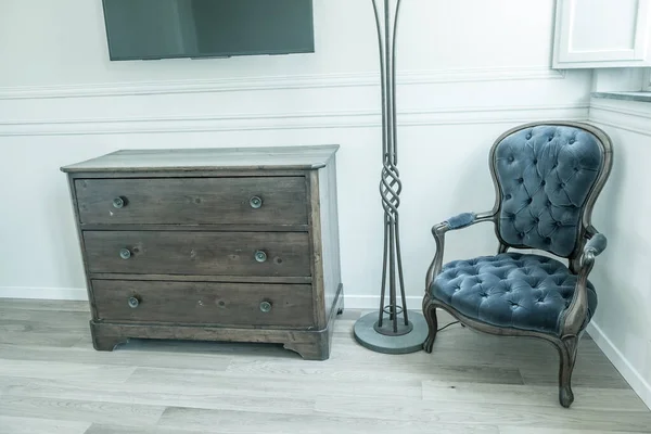 Antique Blue Velvet Chair Modern Apartment — Stok fotoğraf