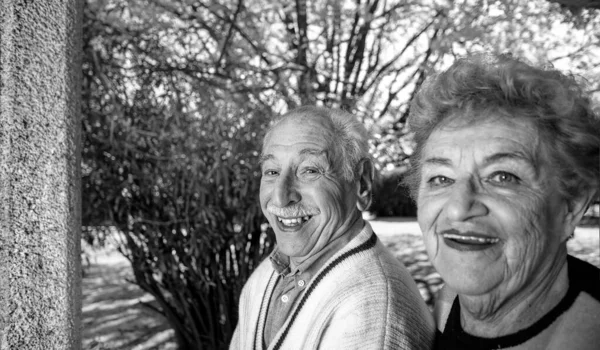 一对快乐的老夫妇笑着走在户外 退休的老年人过着最好的生活 — 图库照片