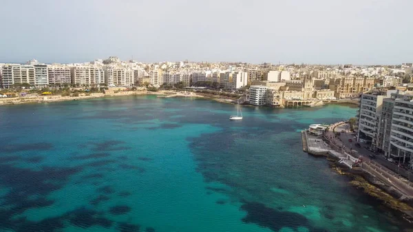 St Julien, Malta 'daki Spinola Körfezi' nin havadan görünüşü.