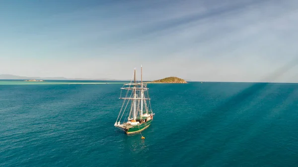 Velero Navega Maravilloso Mar Cristalino Vista Aérea Desde Dron — Foto de Stock