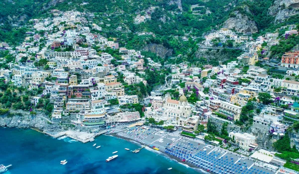 Güzel bir yaz gününde Positano Sahili 'nin havadan manzarası.