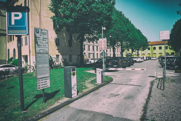 Lucca, İtalya - 27 Nisan 2022: Lucca sokakları güzel bir bahar günü, Toskana.