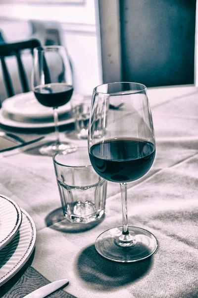 Living Room Dining Table Silverware Red Wine Glasses Modern Bright — стоковое фото