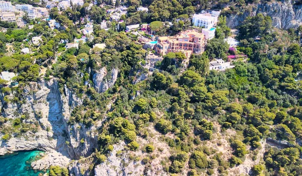 İtalya 'nın yaz mevsiminde Capri Adası kıyı şeridini inanılmaz bir şekilde görüyoruz. Drone bakış açısı.