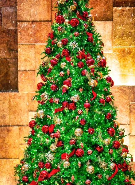 Altissimo Albero Natale Contro Muro Moderno Con Colore Dorato — Foto Stock