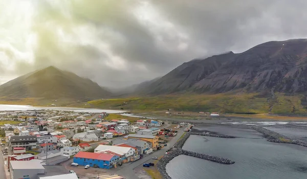 Yaz mevsiminde Olafsfjordur manzarasının güzel hava manzarası, İzlanda