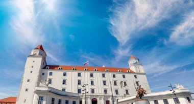 Güzel güneşli bir günde Slovakya Bratislava Castle.