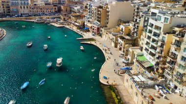 St Julien, Malta 'daki Spinola Körfezi' nin havadan görünüşü.
