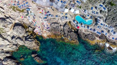 Yaz mevsiminde Anacapri Deniz Feneri Sahili 'nin muhteşem hava manzarası. İHA 'dan Spiaggia del Faro, İtalya