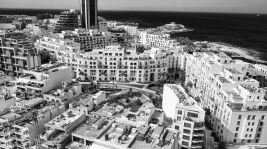 St. Julien, Malta - 20 Nisan 2022: St Julien, Malta Adası 'ndaki Spinola Körfezi' nin havadan görünüşü.