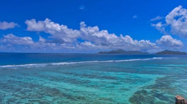 Anse Kaynak Argent, La Digue. Güneşli bir günde İHA 'dan inanılmaz bir hava manzarası Seyşeller Adaları