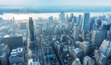 Manhattan'ın muhteşem havadan görünümü. Alacakaranlıkta gökdelenler.