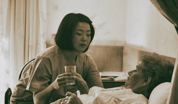 Jovem Asiática Médica Ajudando Idosos Aposentados Mulher Tomando Pílula Médica — Fotografia de Stock