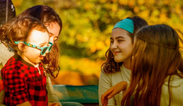 Três Meninas Felizes Jogando Livre Junto Com Menino — Fotografia de Stock