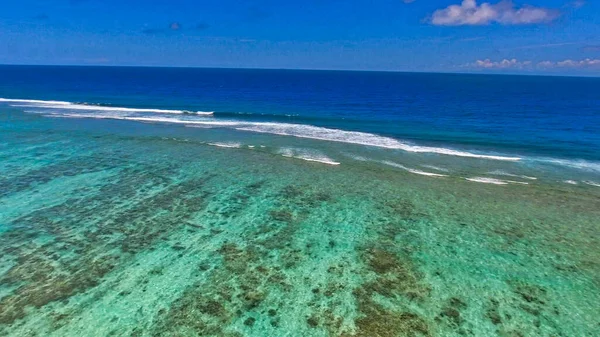 Coral Reef Από Drone Σεϋχέλλες Παραλία Και Βράχια Μια Ηλιόλουστη — Φωτογραφία Αρχείου