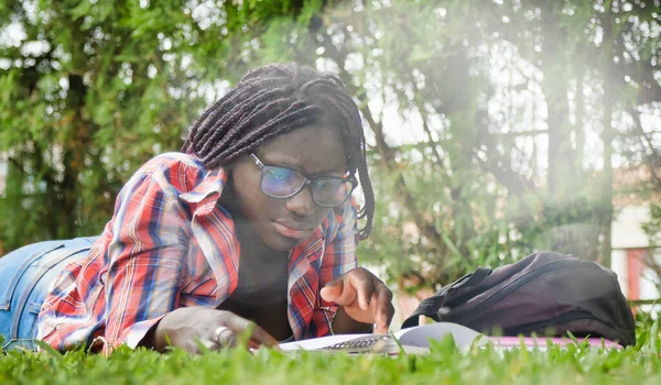 Adolescente Africana Acostada Hierba Haciendo Lección Escuela Concepto Felicidad Ligereza — Foto de Stock