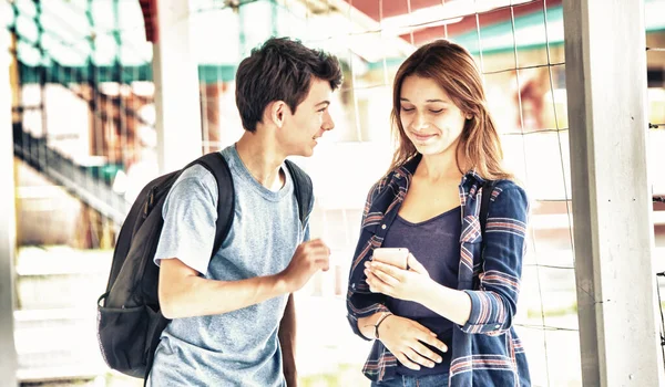 Coppia Felice Adolescenti Multi Etnici All Aperto Insieme — Foto Stock